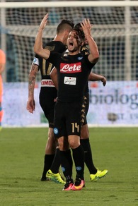 Serie A, Pescara-Napoli 2-2. Mertens, doppietta in rimonta