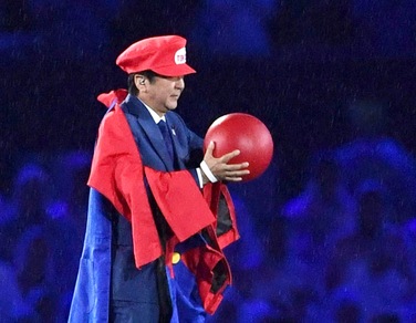 Olimpiadi, il primo ministro del Giappone come Super Mario