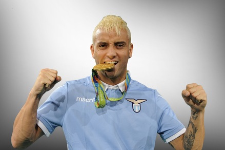 Lazio, Felipe Anderson biondo morde la medaglia d'oro olimpica