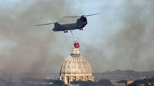 Roma, emergenza incendi: brucia il parco del Pineto