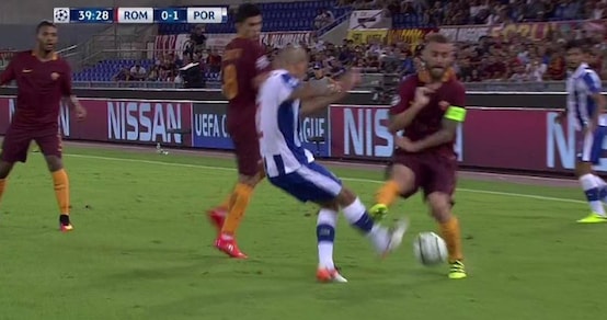 Roma, De Rossi ci ricasca: sono 14 le espulsioni in carriera