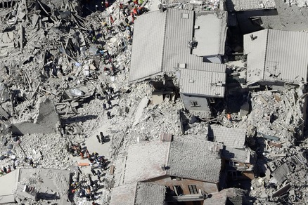 Terremoto nel centro Italia, morti e feriti. Malagò: «1' di silenzio dello sport»