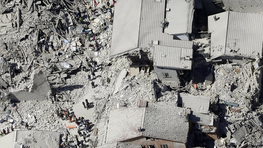 Terremoto nel centro Italia, morti e feriti. Malagò: «1' di silenzio dello sport»