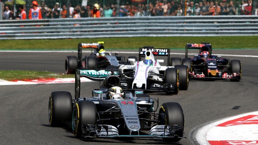 F1, Hamilton rimonta e vola in lavagna