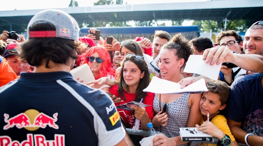 Formula 1: i piloti tra la folla a Monza, quanti abbracci per loro!