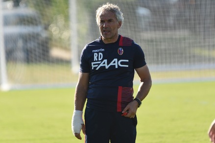 Bologna, Donadoni guida l'allenamento con la mano fasciata