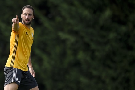 Juventus, tripletta in amichevole di Higuain