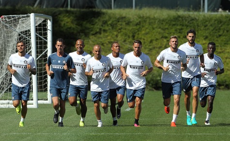 L'Inter torna ad allenarsi sotto lo sguardo di Zanetti
