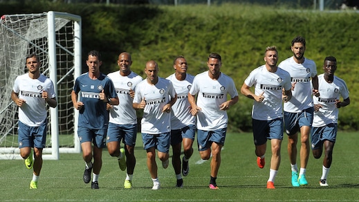 L'Inter torna ad allenarsi sotto lo sguardo di Zanetti