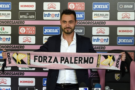 Palermo, ecco De Zerbi con la sciarpa rosanero