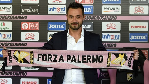Palermo, ecco De Zerbi con la sciarpa rosanero