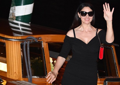 Monica Bellucci, arrivo da diva a Venezia: sexy in total black