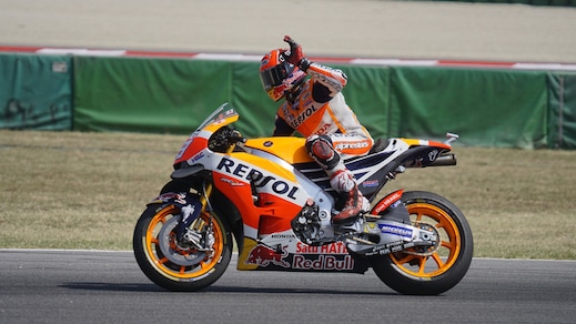 MotoGp Misano, Marquez: caduta e miglior tempo nel Warm Up, Rossi secondo