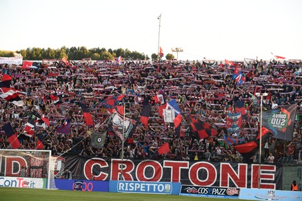 Serie A Crotone, biglietti a 5 e 10 euro per la sfida alla Lazio