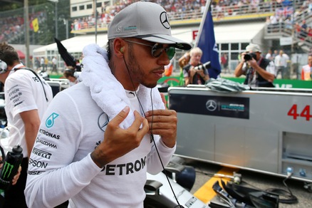 F1, Hamilton: «A Singapore attenzione alle Ferrari»