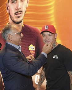 Roma, abbracci tra Pallotta e Nainggolan