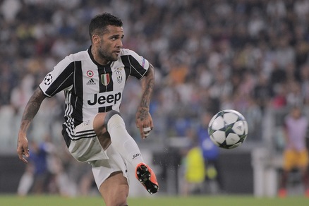 Juventus, contusione per Dani Alves: in dubbio per l'Inter