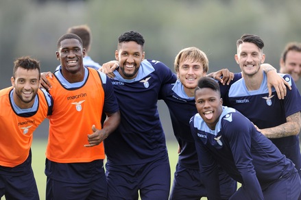 Lazio, tutti in posa e Keita fa la linguaccia