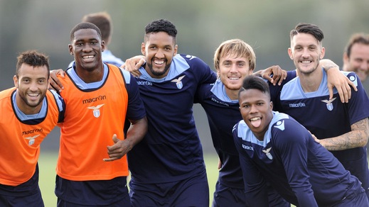 Lazio, tutti in posa e Keita fa la linguaccia