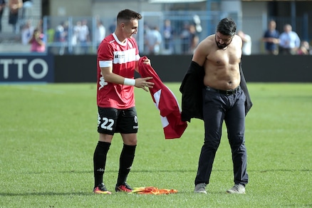 Pisa, Gattuso regala la sua camicia a un calciatore del Brescia