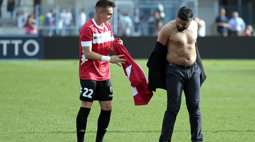 Pisa, Gattuso regala la sua camicia a un calciatore del Brescia