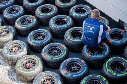 F1 Singapore, Pirelli: «Gara da due pit stop»