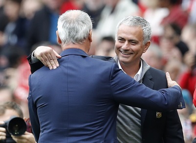 Manchester United-Leicester, che abbraccio tra Mourinho e Ranieri!