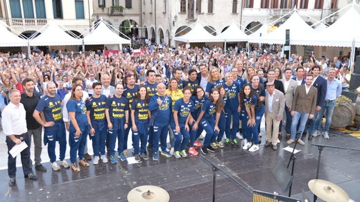 Volley: A1 Femminile, bagno di folla in piazza per le Campionesse d'Italia