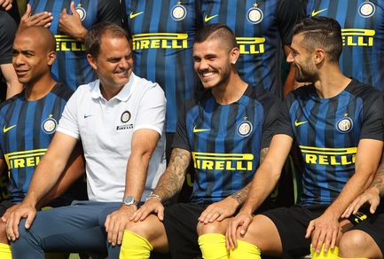 Inter, tutti in posa per la foto ufficiale ma a Icardi scappa da ridere