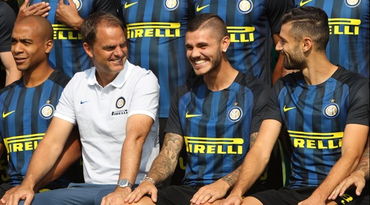 Inter, tutti in posa per la foto ufficiale ma a Icardi scappa da ridere