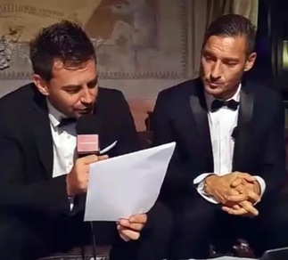 Roma, Totti show in smoking su Facebook per i 40 anni