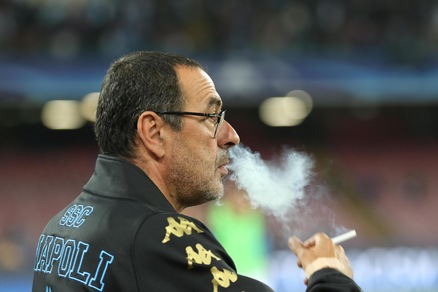 Napoli: Sarri fuma in panchina anche se è vietato...
