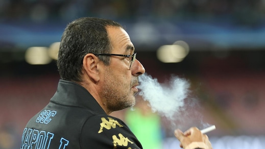 Napoli: Sarri fuma in panchina anche se è vietato...