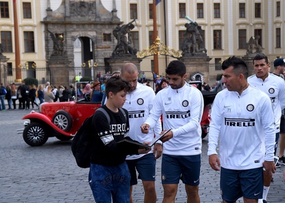 Inter, Praga si colora di nerazzurro: quanti autografi ai fan!