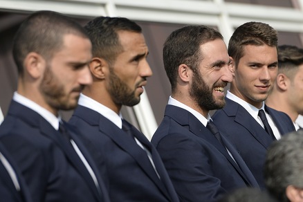 Juventus in posa per la foto ufficiale: Higuain se la ride