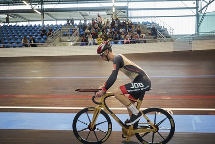Assalto al record del mondo con una bici di legno