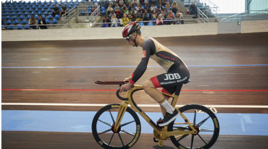 Assalto al record del mondo con una bici di legno