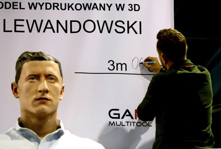 Lewandowski, statua di tre metri a Varsavia