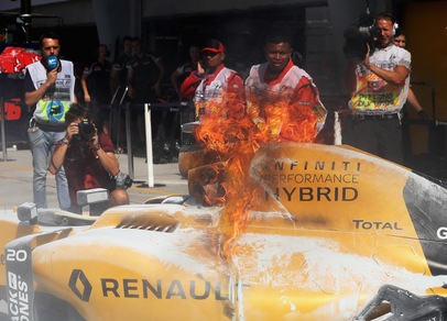 F1 Malesia, in fiamme la Renault di Magnussen