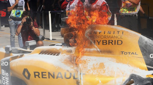 F1 Malesia, in fiamme la Renault di Magnussen