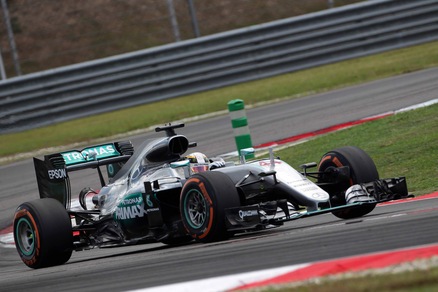 F1 Malesia: Hamilton balza in testa, Vettel è terzo