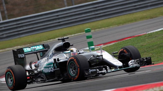 F1 Malesia: Hamilton balza in testa, Vettel è terzo