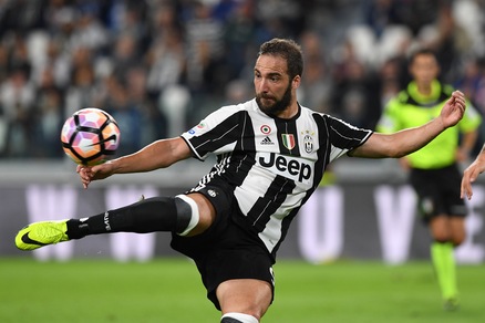 La Juventus si fa in tre per esaltare Higuain