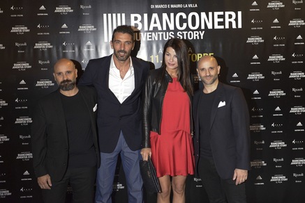 Juventus, Ilaria D'Amico incanta in rosso alla presentazione del film