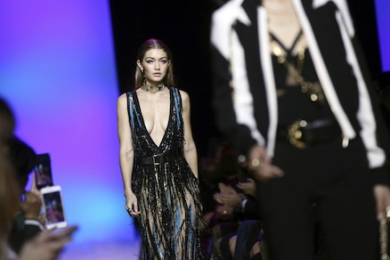 Gigi Hadid regina alla Parigi Fashion Week: che scollatura!