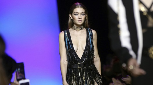 Gigi Hadid regina alla Parigi Fashion Week: che scollatura!