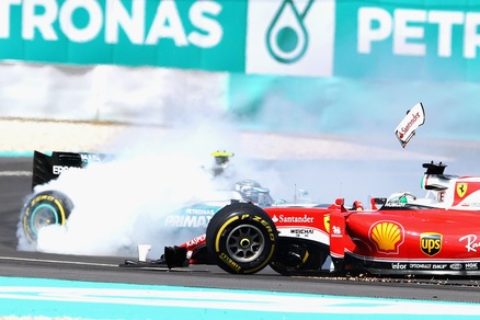 F1 Malesia, Vettel subito fuori: scontro con Rosberg