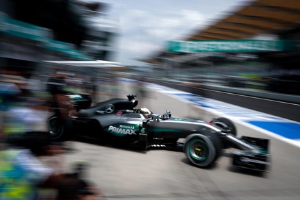 F1 Malesia: Hamilton si ritira, Red Bull avanti e Rosberg terzo