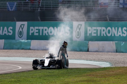 F1 Mercedes, Hamilton accusa: «Non vogliono che io vinca»