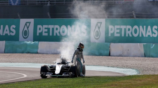 F1 Mercedes, Hamilton accusa: «Non vogliono che io vinca»